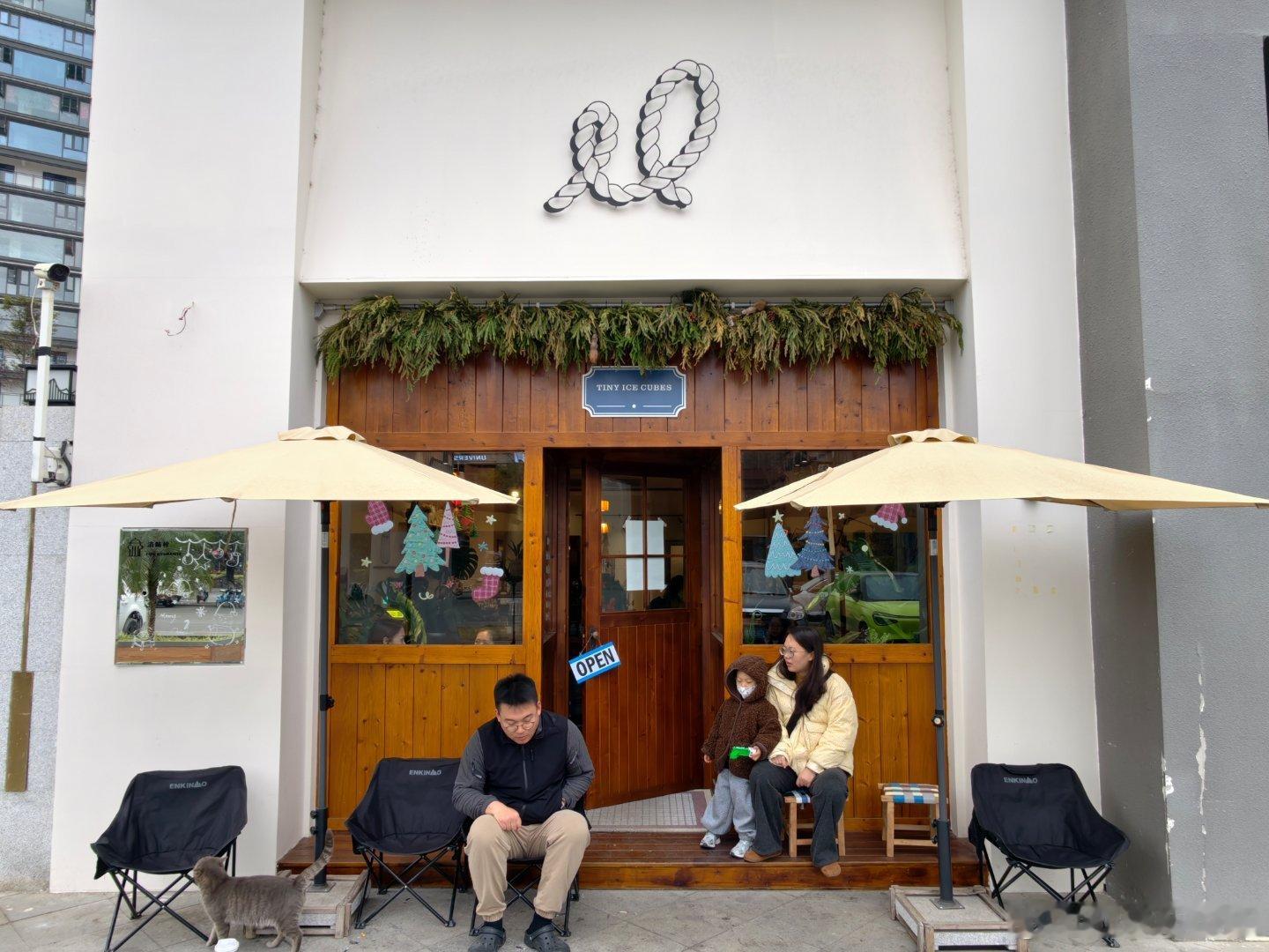 佩服回乡创业的一对从初中谈到现在的发小这咖啡店设计到装修到甜品都是自己做味道真的