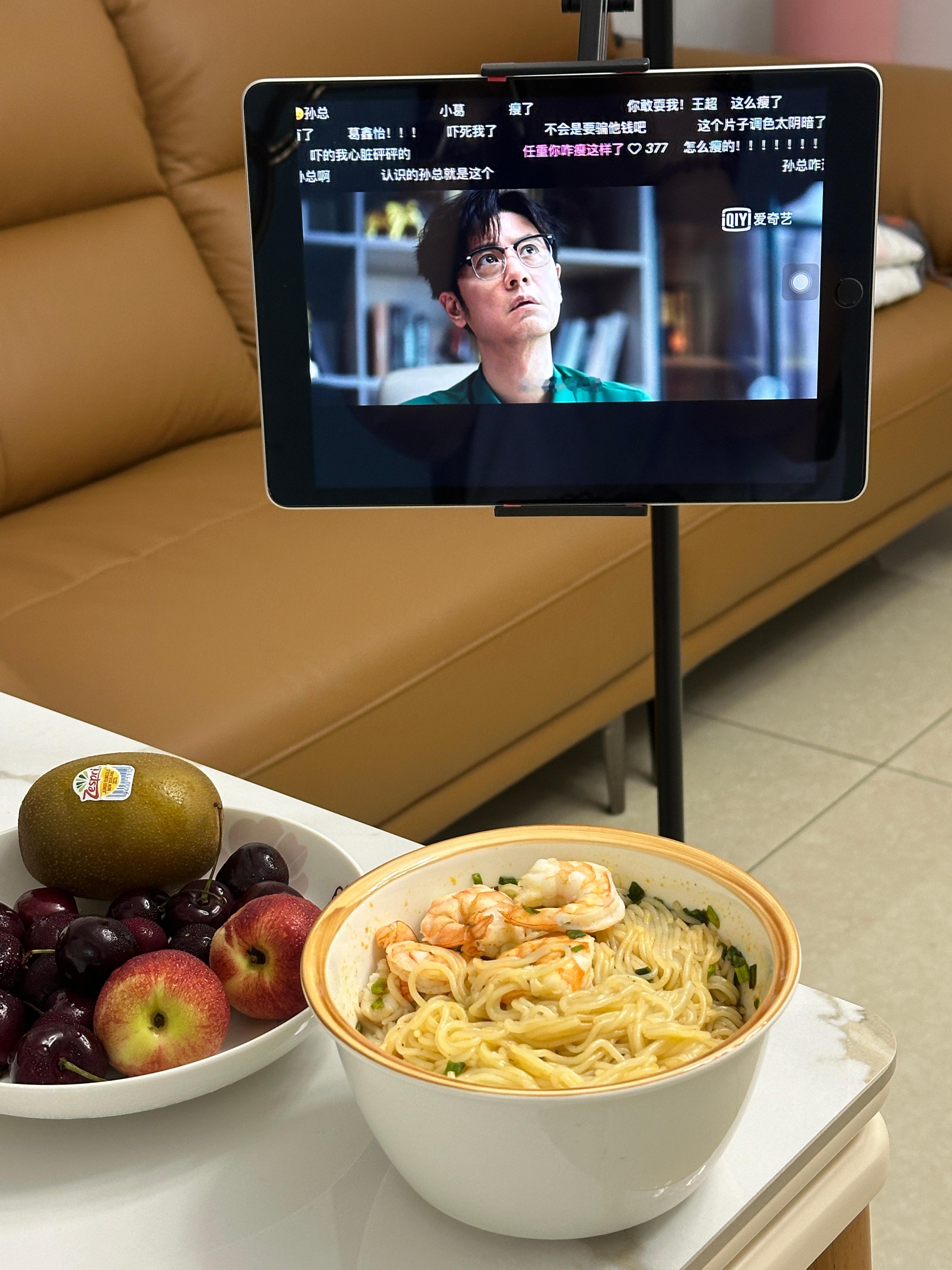 假期第一天🌧️📺 
