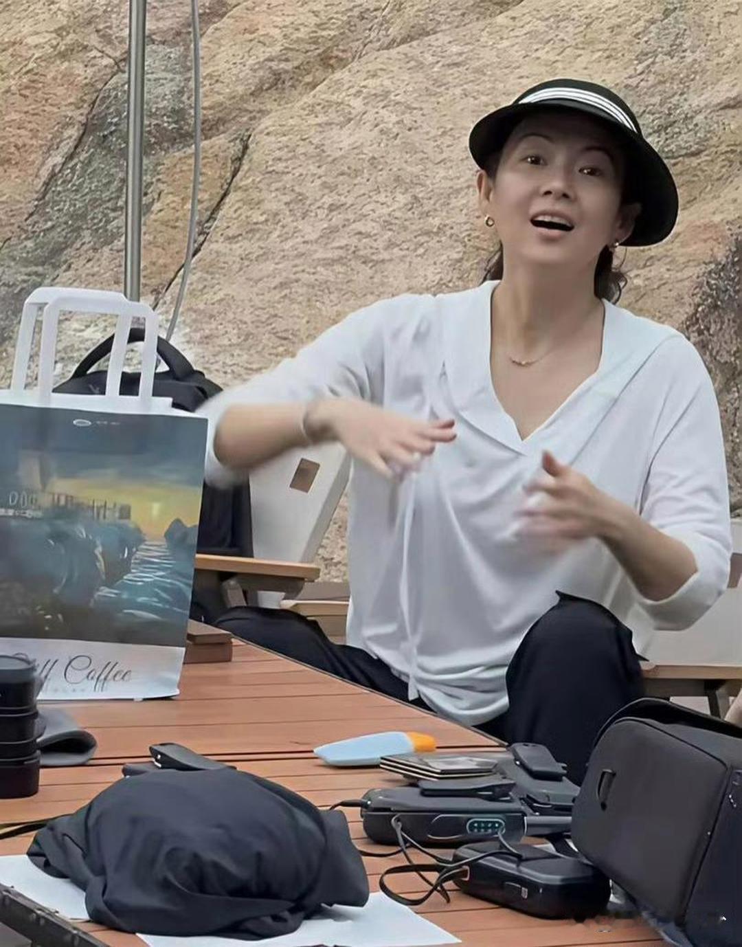章子怡卸下妆容依旧明艳动人，素颜状态颜值依旧在线。 