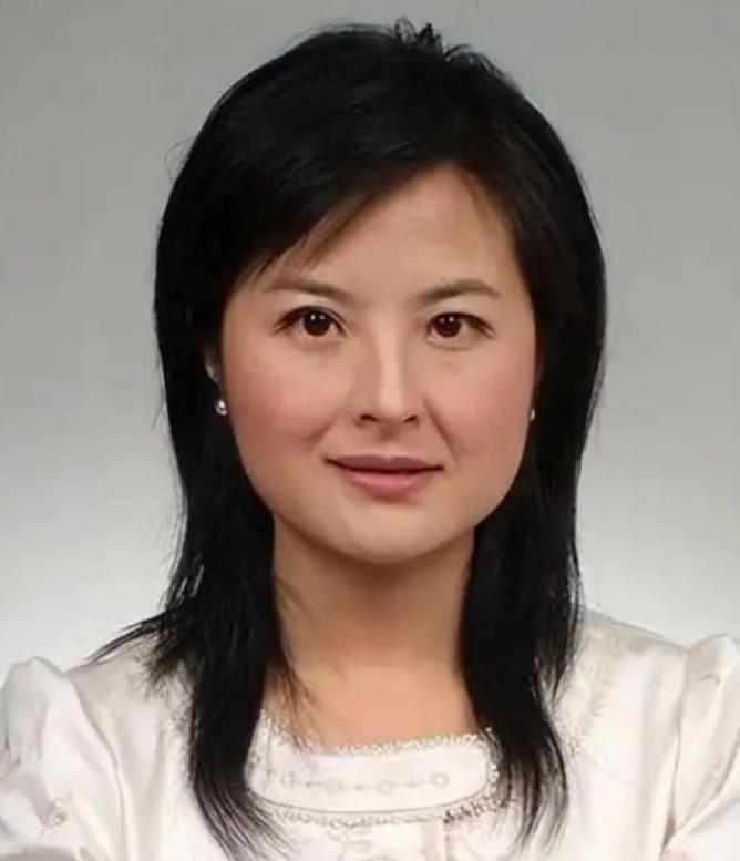 2002年，年仅29岁的张泉灵在阿富汗废墟里，对着一名当地男子嘶吼：“给我一桶水