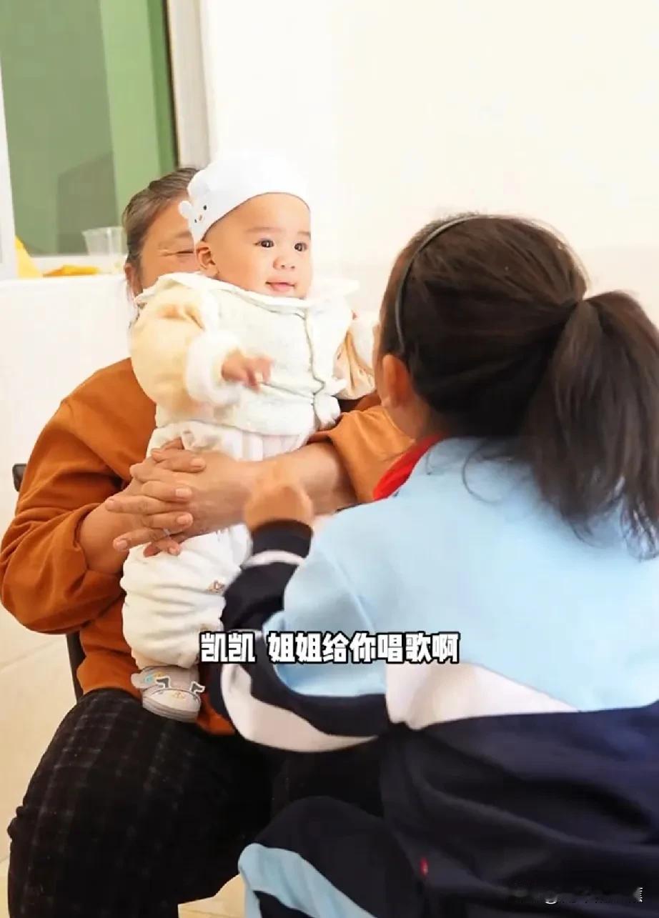 拉乌婆婆更新了视频内容，网友们又看到了可爱无比的凯凯宝宝了。
爷爷奶奶把凯凯照顾