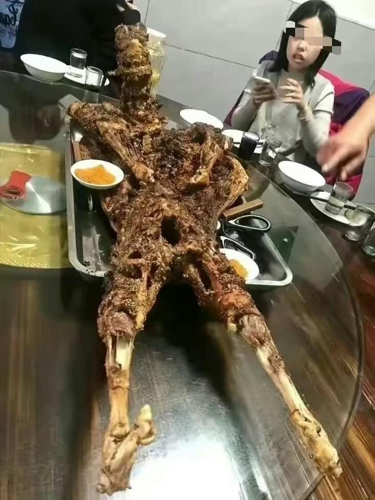 一时不知道这是烤羊，还是烤羊师傅？