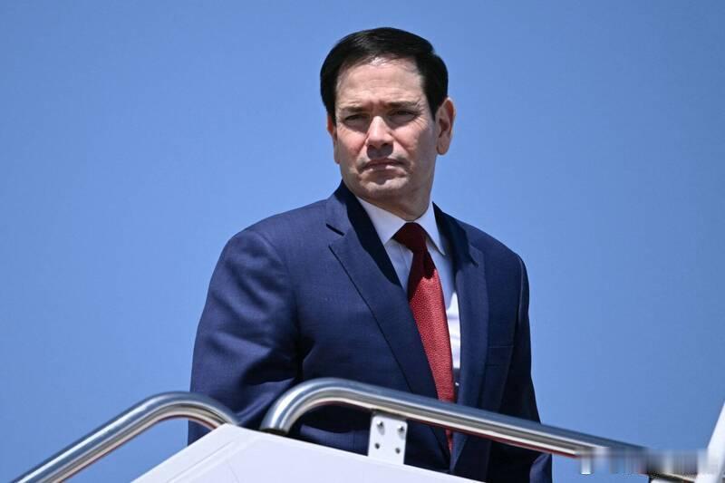 鲁比奥搭乘“空军一号”惊魂90分钟！盯着“疑似遗体”不敢叫醒海外新鲜事 美国国务