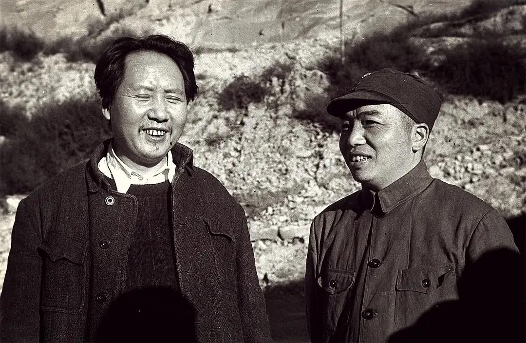 谁敢横刀立马
唯我彭大将军

哈里森·福尔曼1944年摄于延安