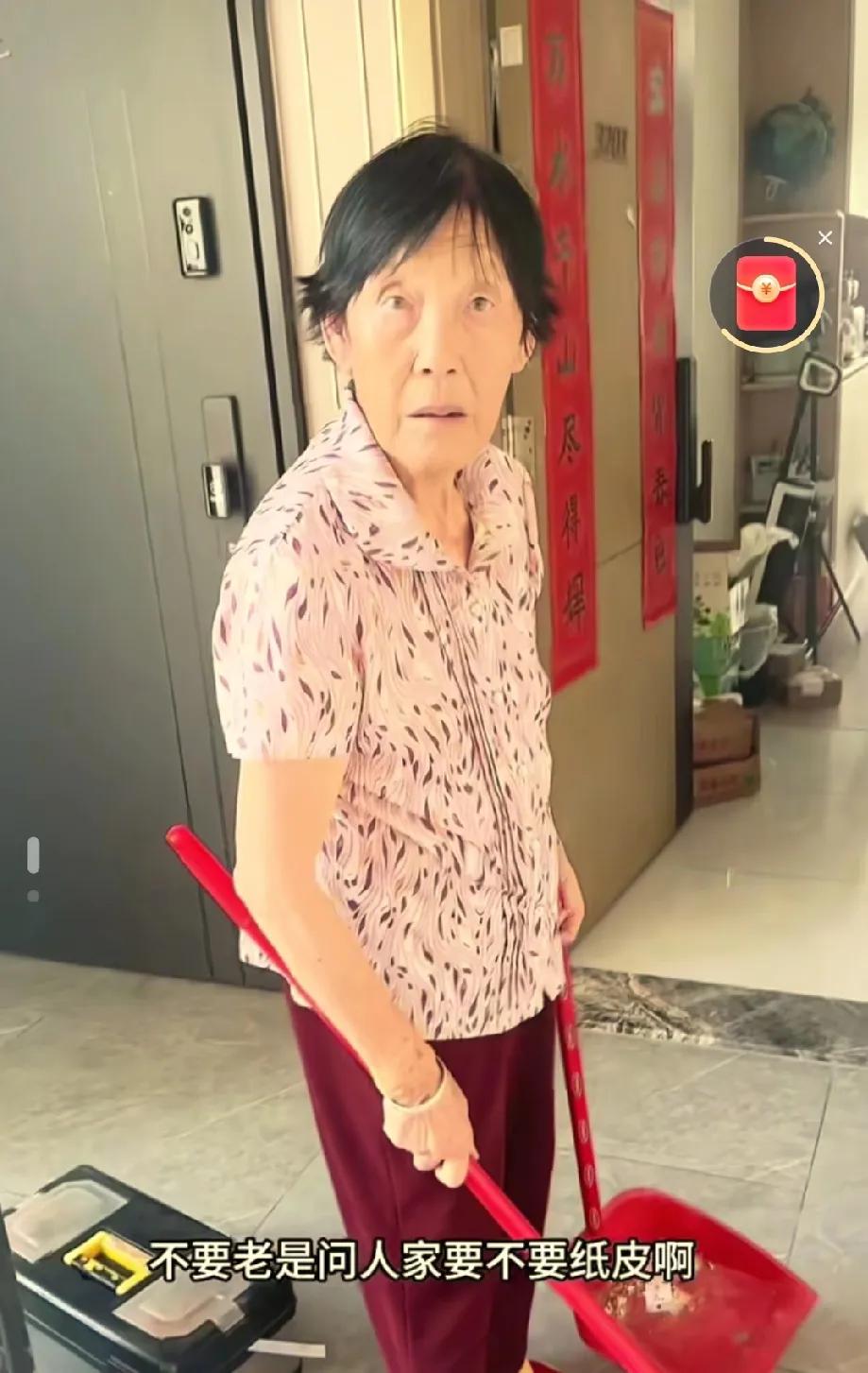 孙海洋的母亲来到了深圳孙海洋家住一段时间 ，80多岁的老人身体硬朗，一点儿也闲不