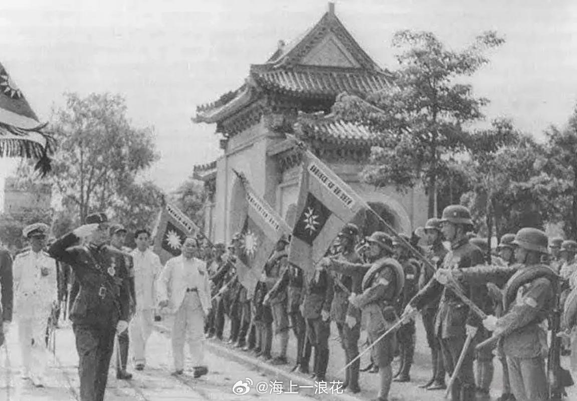汉奸政权整合“还都记” 青岛合流大会1939年底，由汪系要人、南京维新政府、华北