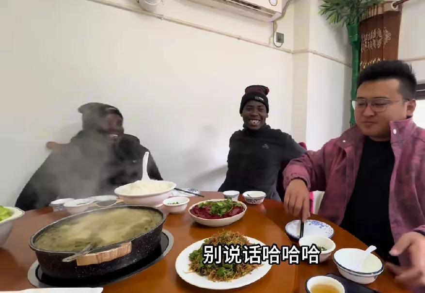 终于知道黑人为什么不吃巧克力了
大家说是什么原因？
