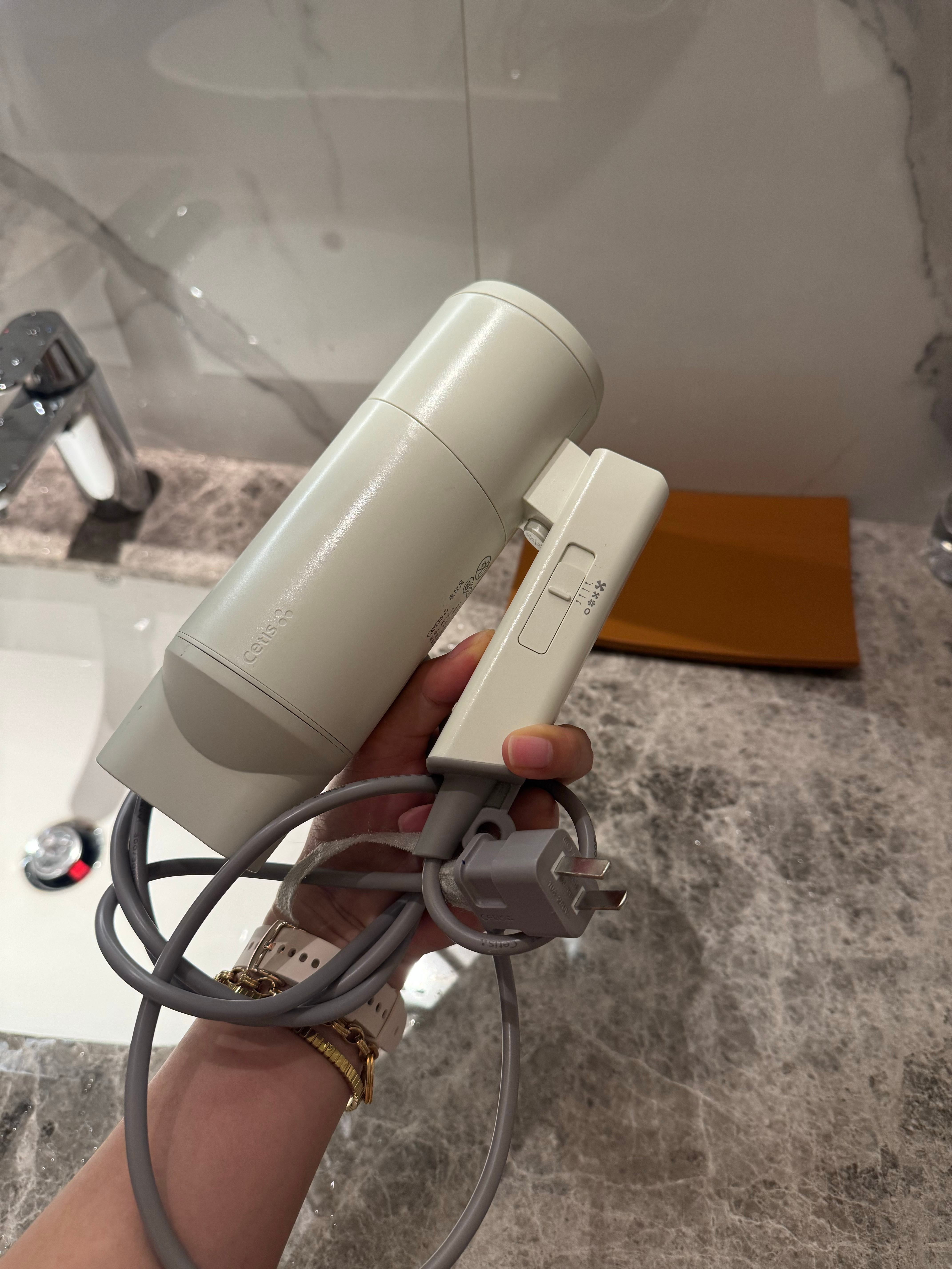 每次从五星酒店拿出这种吹风机，就很下头... 