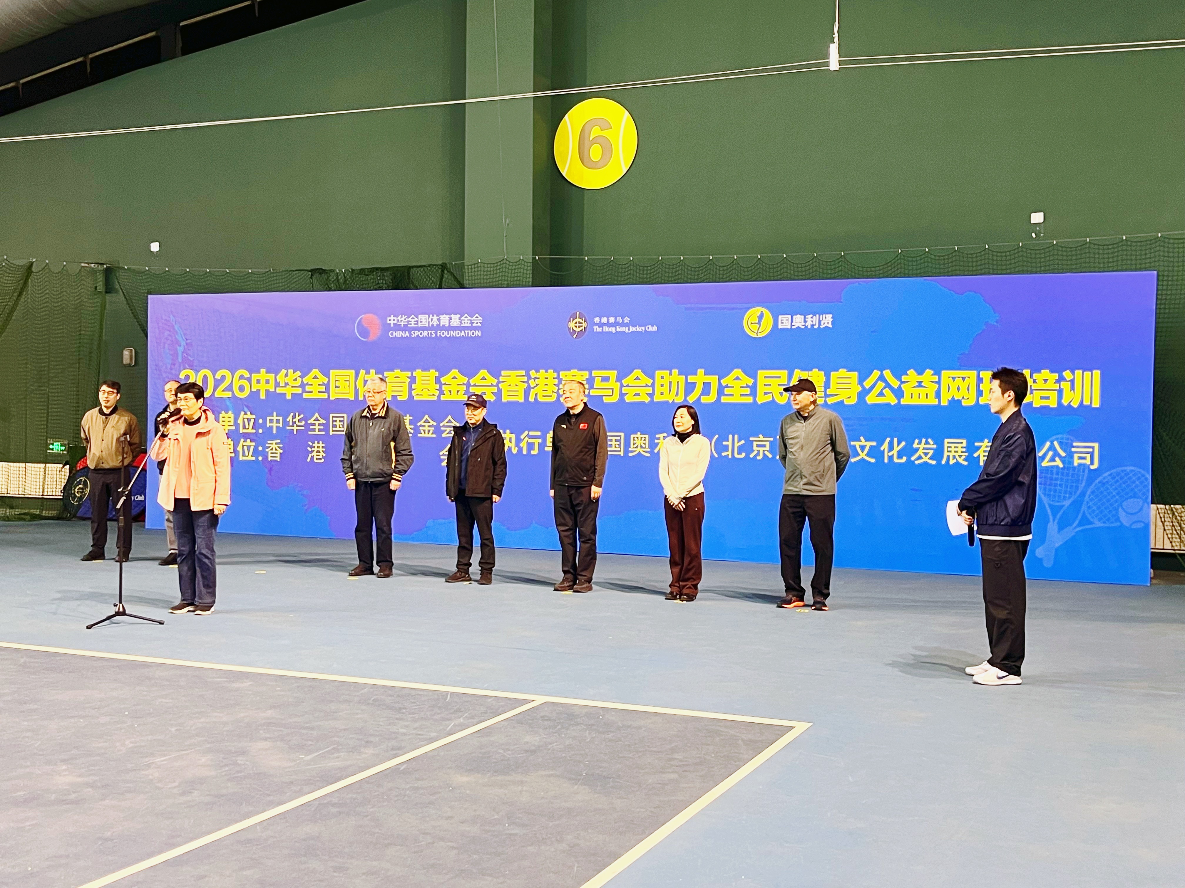 北海公园春日桃花开得正好天气变暖，适合打网球！来国家奥体中心网球馆参加“2026