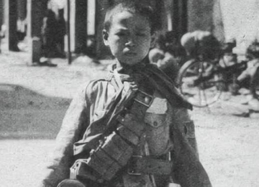 1945年，一13岁男孩因精通 日语 ，被日军相中，当上日军翻译官， 日本投降 