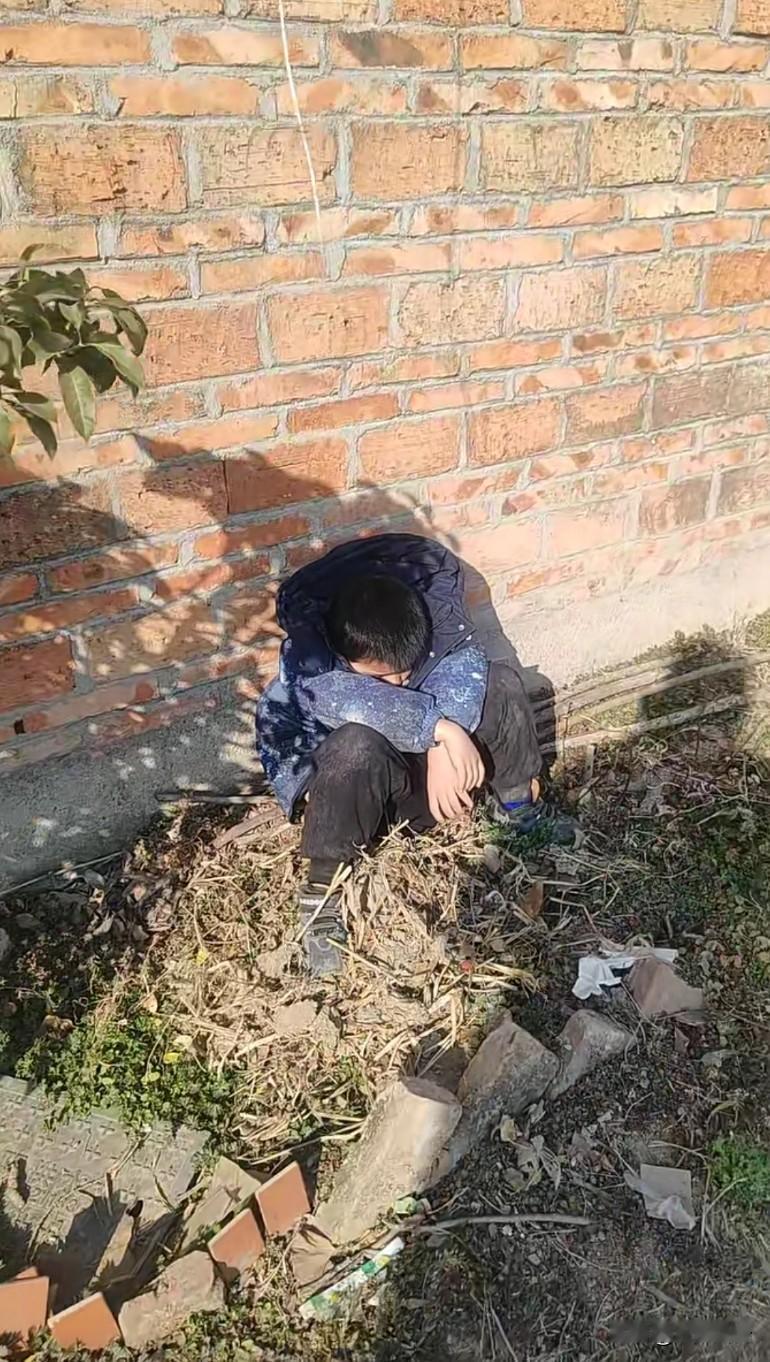 小孩父母没回来，小孩天天在墙角等着爸爸妈妈回来，钱就是一把杀人的刀
不晓得赚钱的