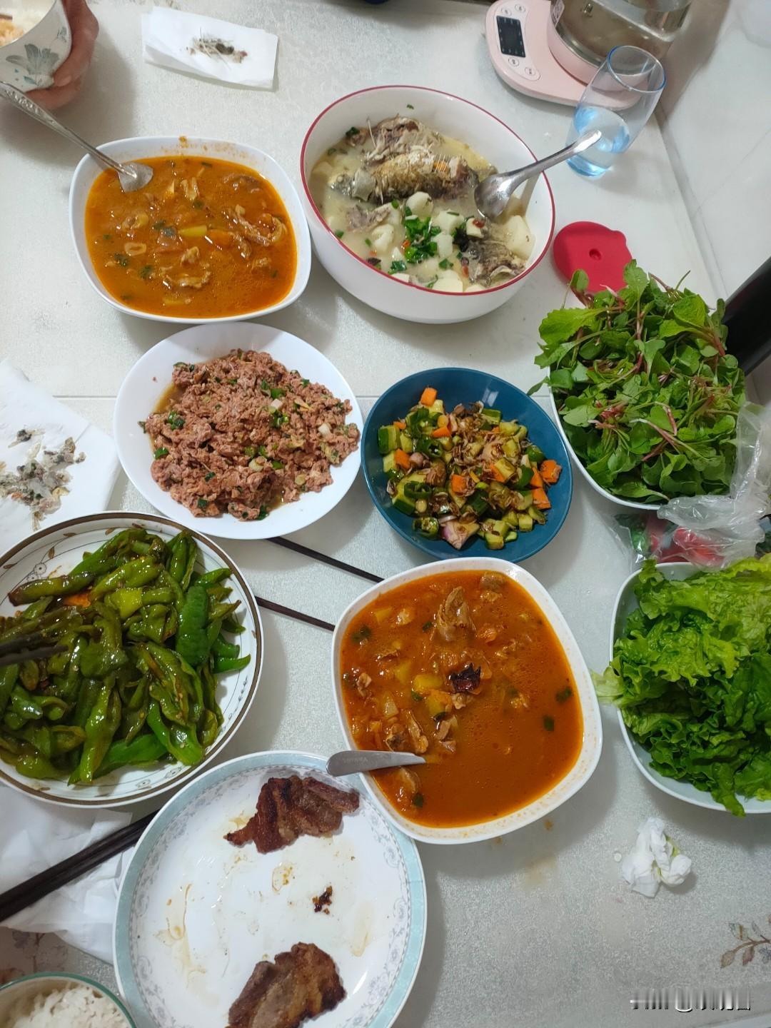 美食家常打卡都是我做的，味道不知道咋样[笑哭]，但是搭配还挺好，有肉有菜，还有汤