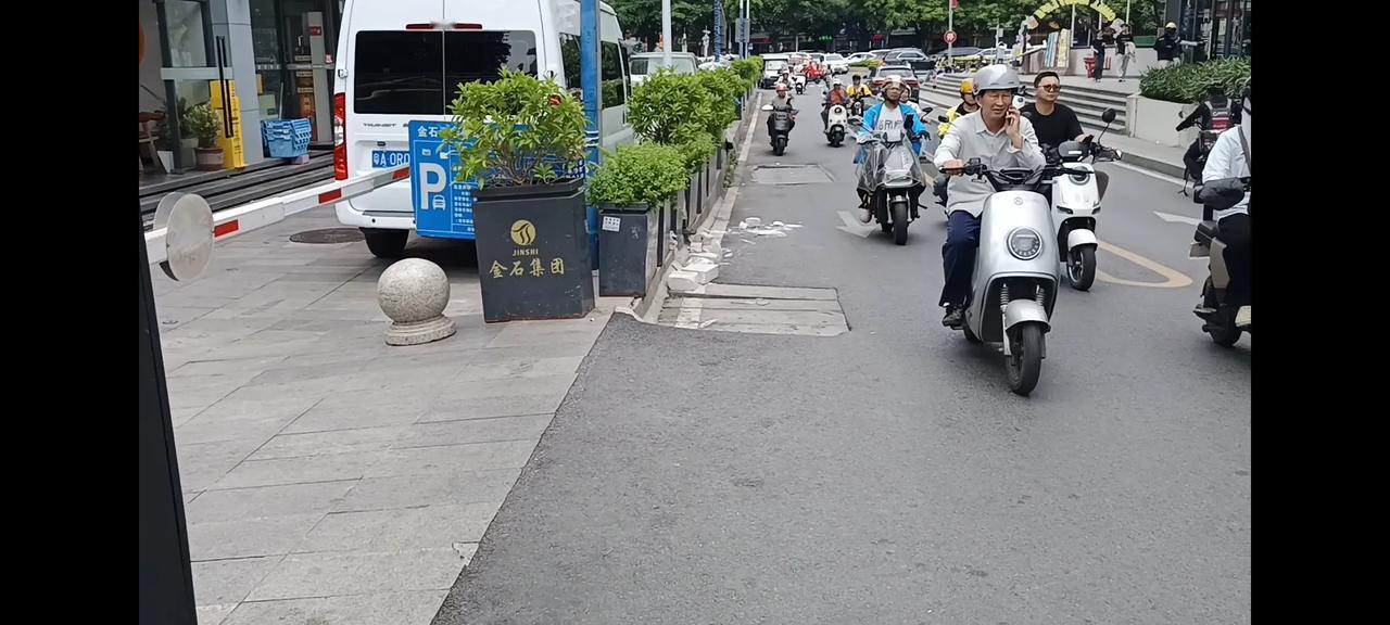 资本真是太霸道了[震惊]，我发的图里人行道也被改成停车场，这种乱象太气人了[捂脸