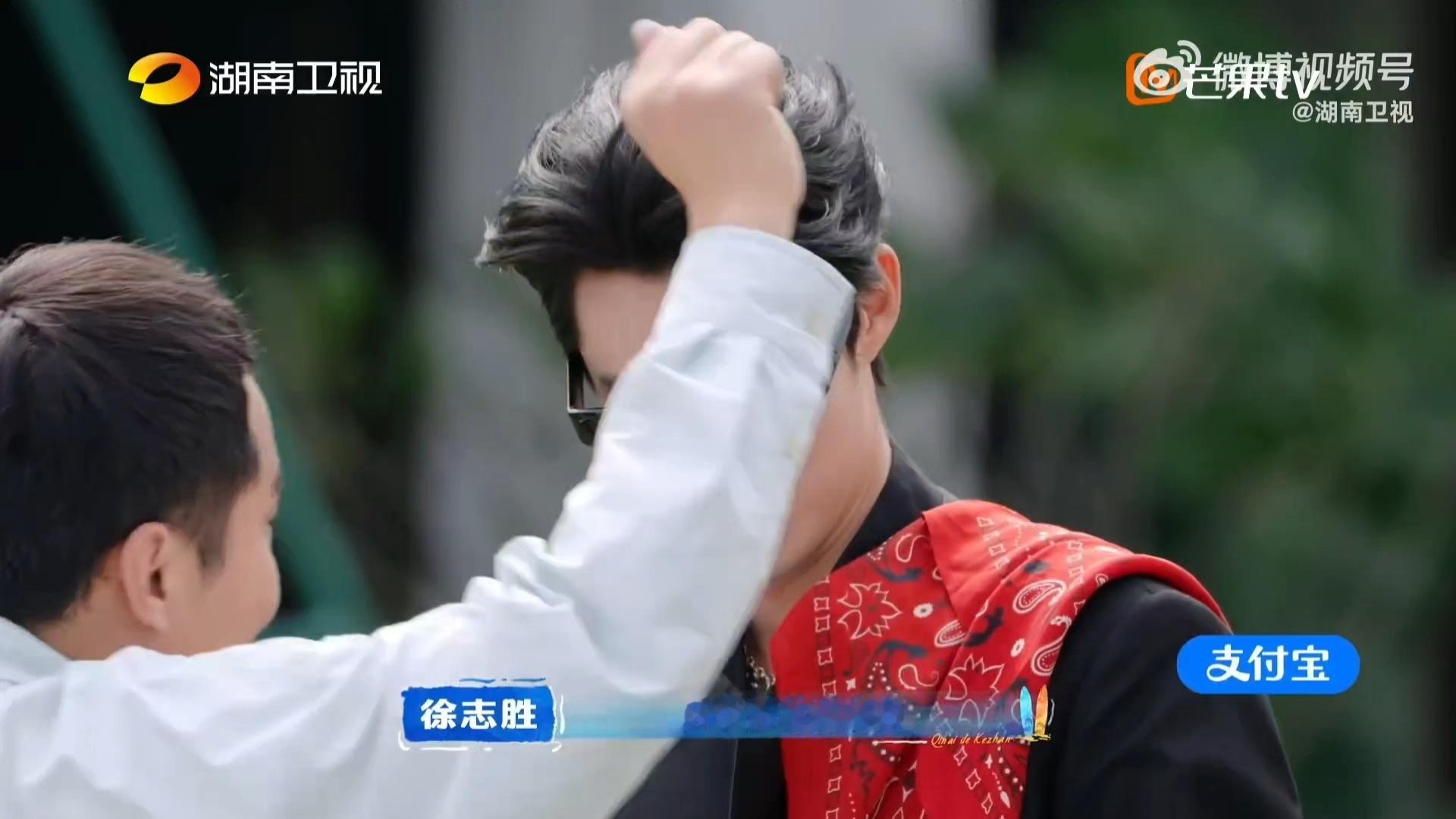 王鹤棣把刷碗手套戴出大片感红色刷碗手套也能穿出高定气场，随手一截都是时尚大片。自