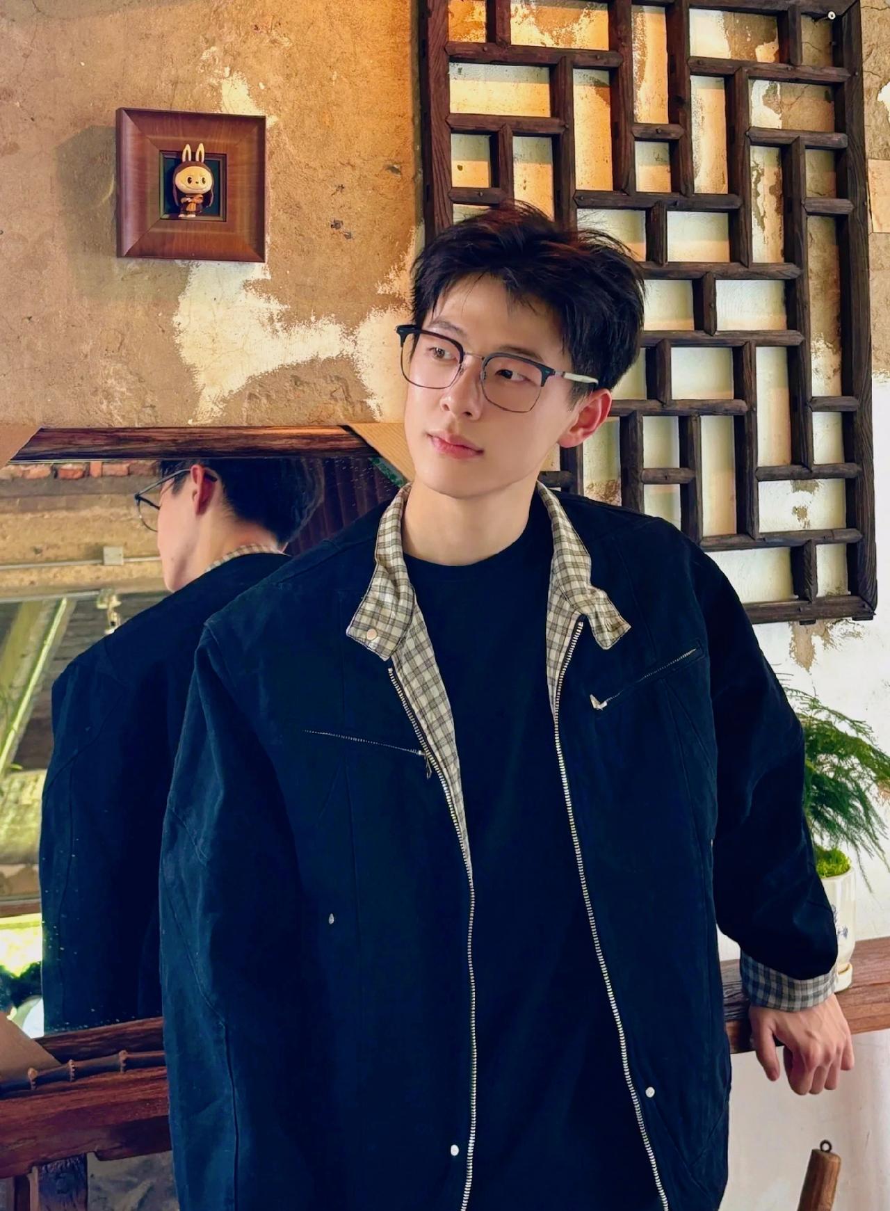 土象的花钱逻辑是： 有1900，倒欠100，有2100，可以花100，有2300