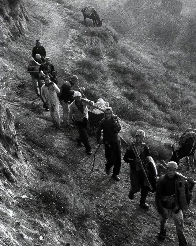 1941年，游击队长刘奎准备给所有人开会，游击队员王德却借口自己胸口疼去睡觉。