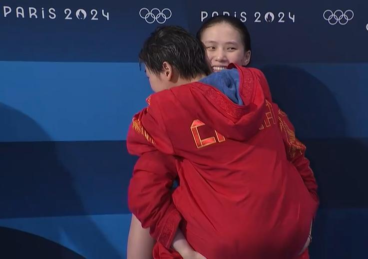 赢得轻松！！！
在刚刚结束的女子双人10米跳台比赛中，中国选手陈芋汐和全红婵以3