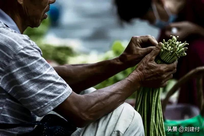 泰国男子因菜梗太硬刺穿肠道 泰国男子因菜梗太硬刺穿肠道
这事太离谱！
一名40岁