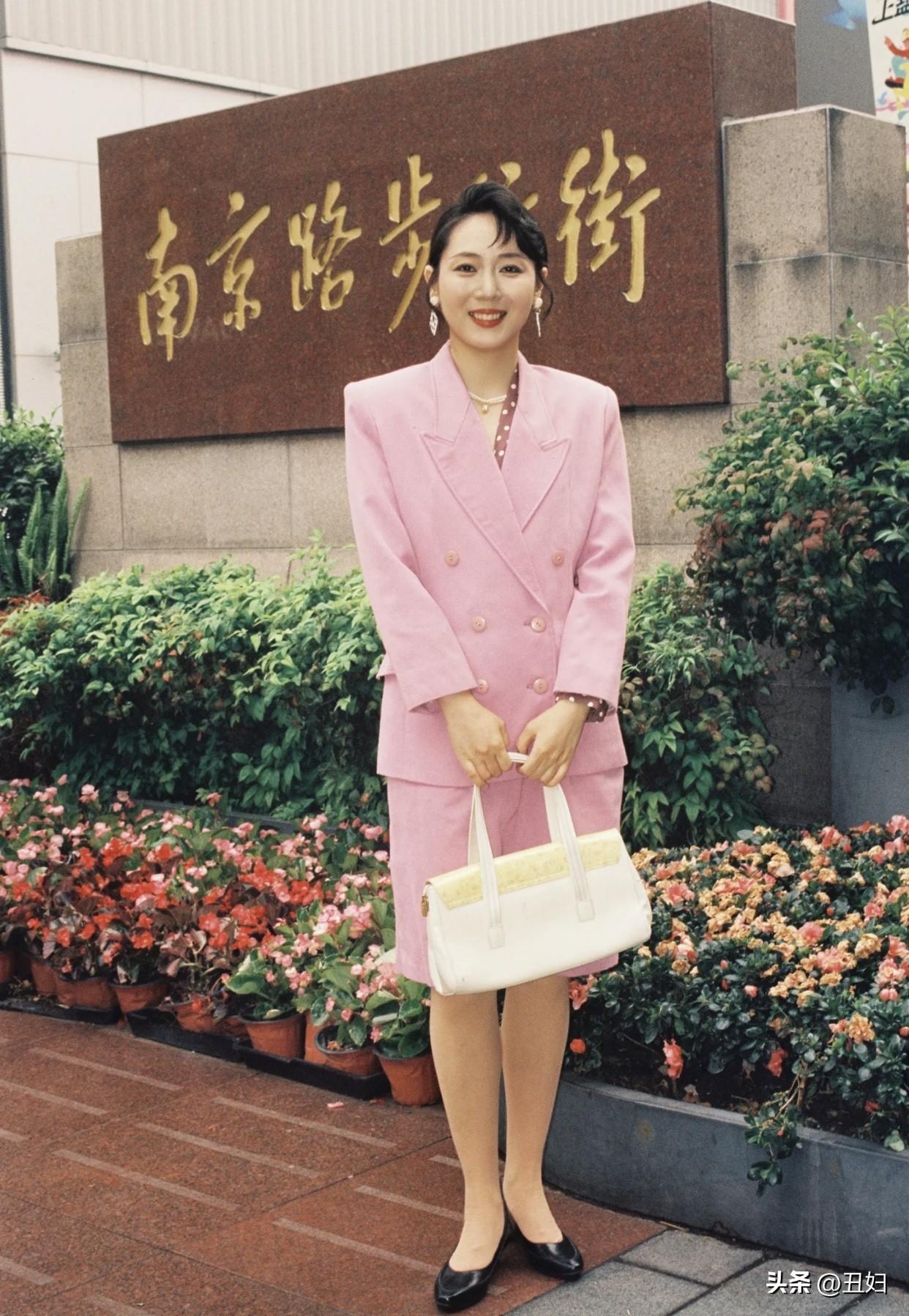 老照片总能勾起无限回忆，还自带时尚气质。五官精致，气质干净高级，无论东西方审美，