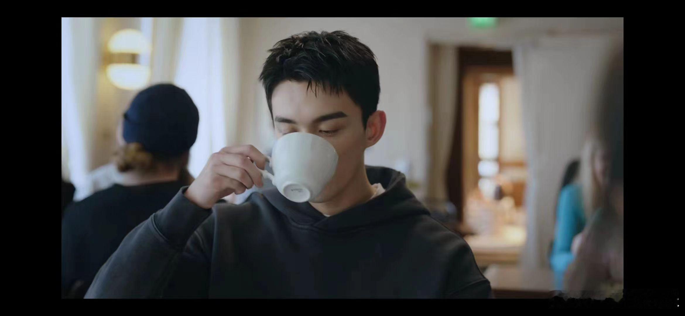 #赵今麦新剧喝咖啡一口闷#  真的好可爱啊救命，喜欢殷果！#殷果喝咖啡一口闷# 