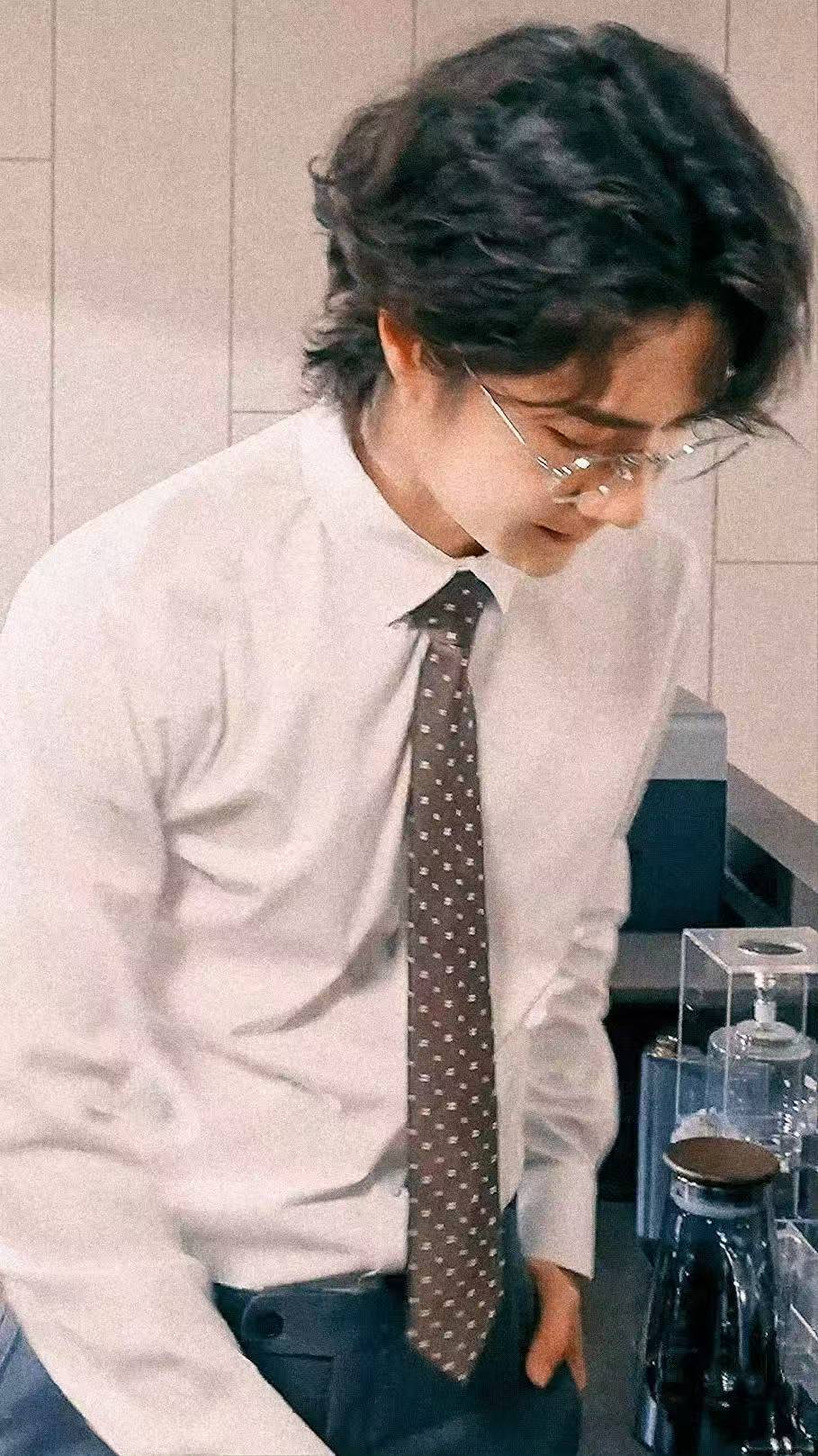 王一博白衬衫戴眼镜 王一博小长假结束 哇！王一博王一博小长假结束，白衬衫戴眼镜 