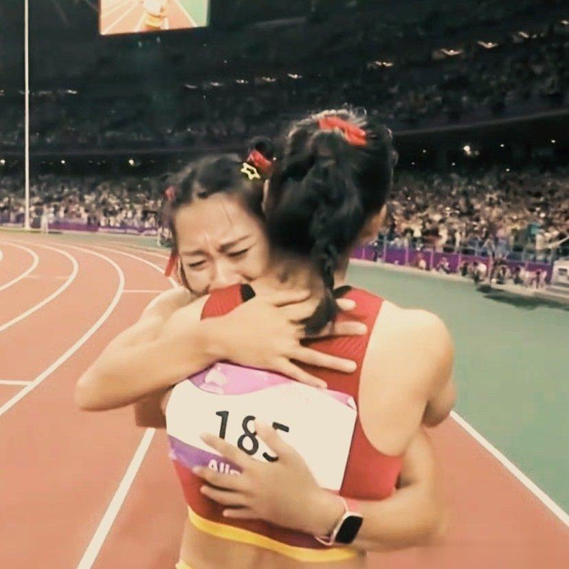 夺得杭州亚运会女子百米金牌后，与韦永丽拥抱落泪，顶住压力拿下这块金牌，不容易！#