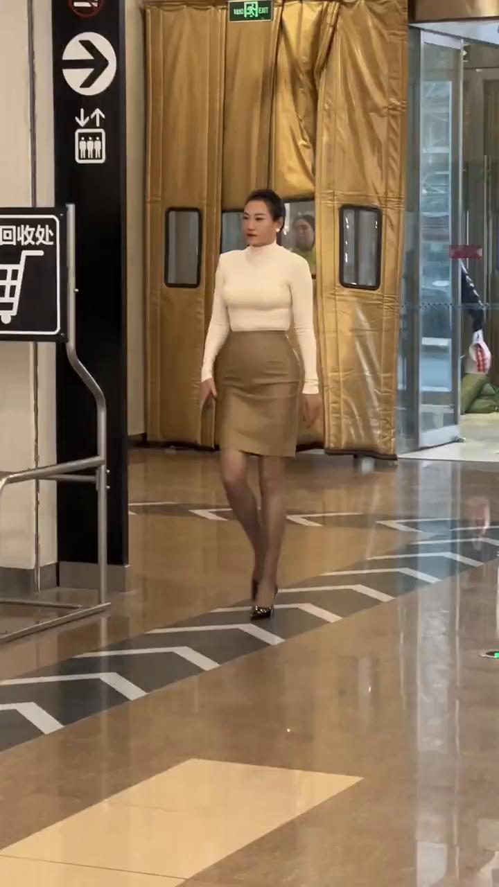 凯迪拉克ct5，人送外号玉皇大帝，是一款中型豪华后驱脚车，由上汽通用凯迪拉克。