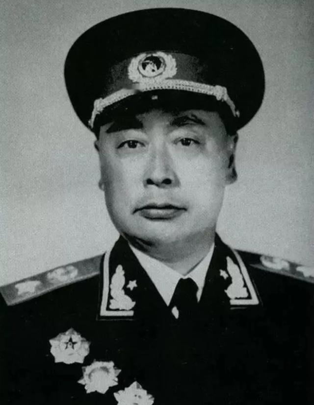 1937年，陈毅被叛徒诱骗下山，途中他觉得口渴，于是拐到一农户家里喝水，却因为农