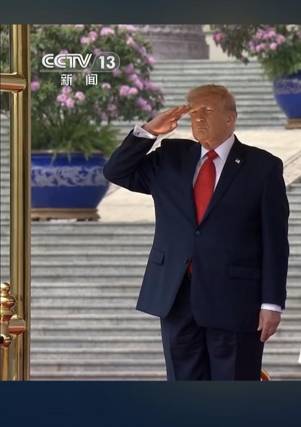 最近看到两个画面，心里一直没放下。

一个是北京机场，特朗普的飞机轰隆隆开过来，