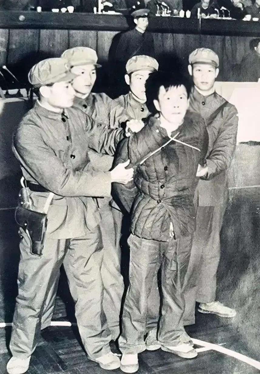 1979年，杭州公审大会，死刑犯熊紫平，被带到了刑场，镜头中的他，被捆成了粽子一