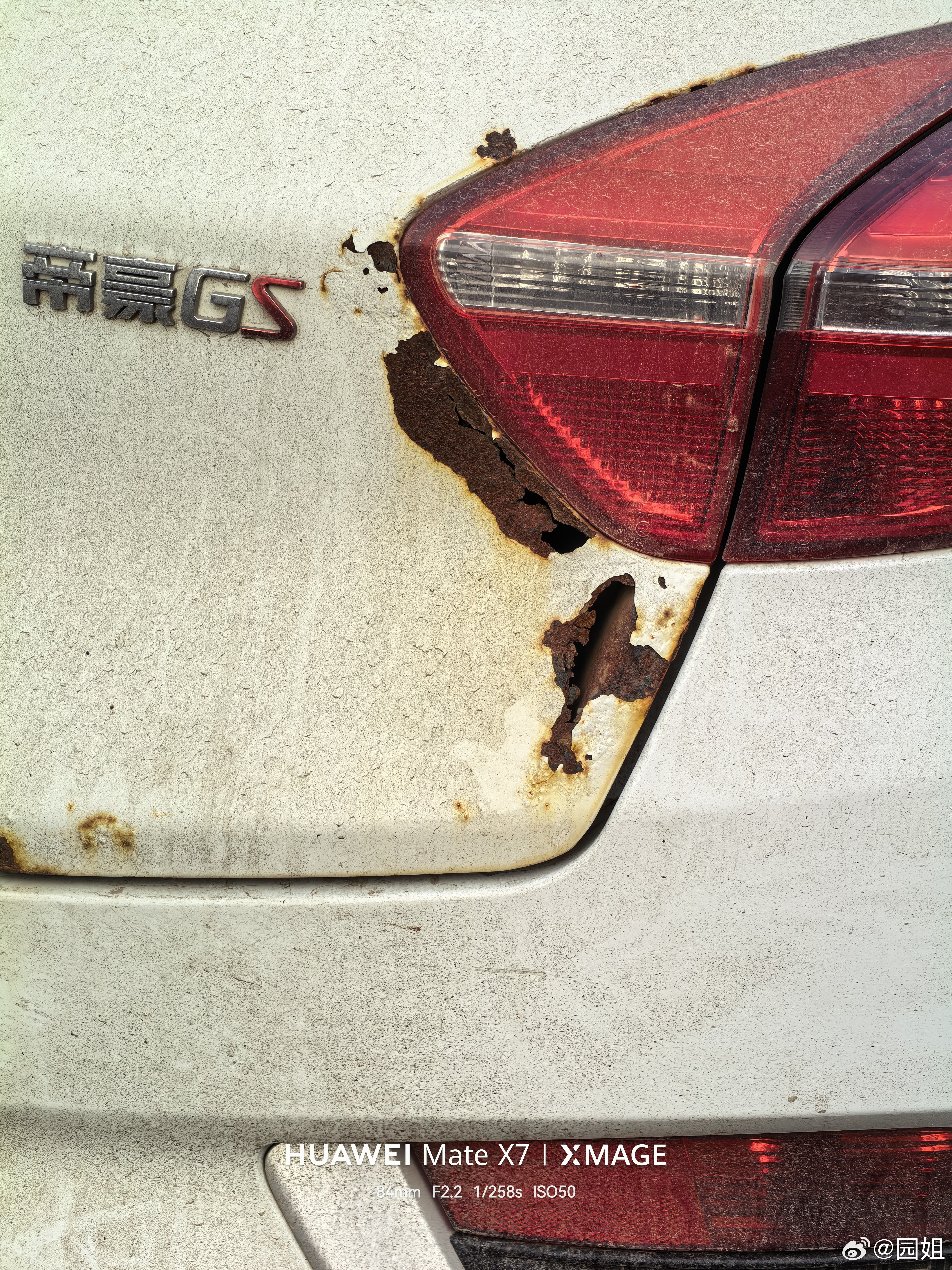 这台车经历了什么，后盖烂成这样子还能开