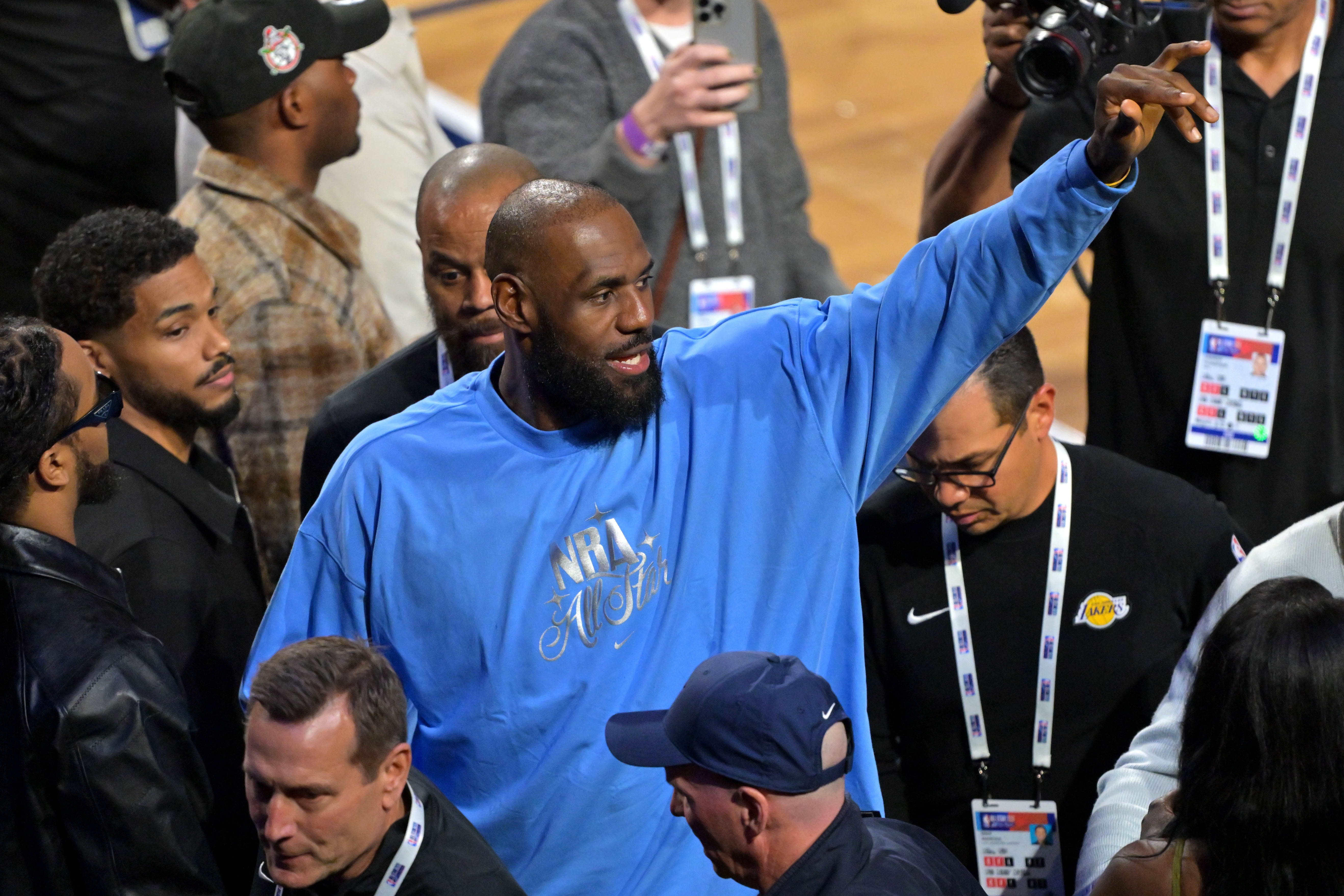 米切尔：詹姆斯做到的一切始终令人惊叹 他为篮球做出了巨大贡献