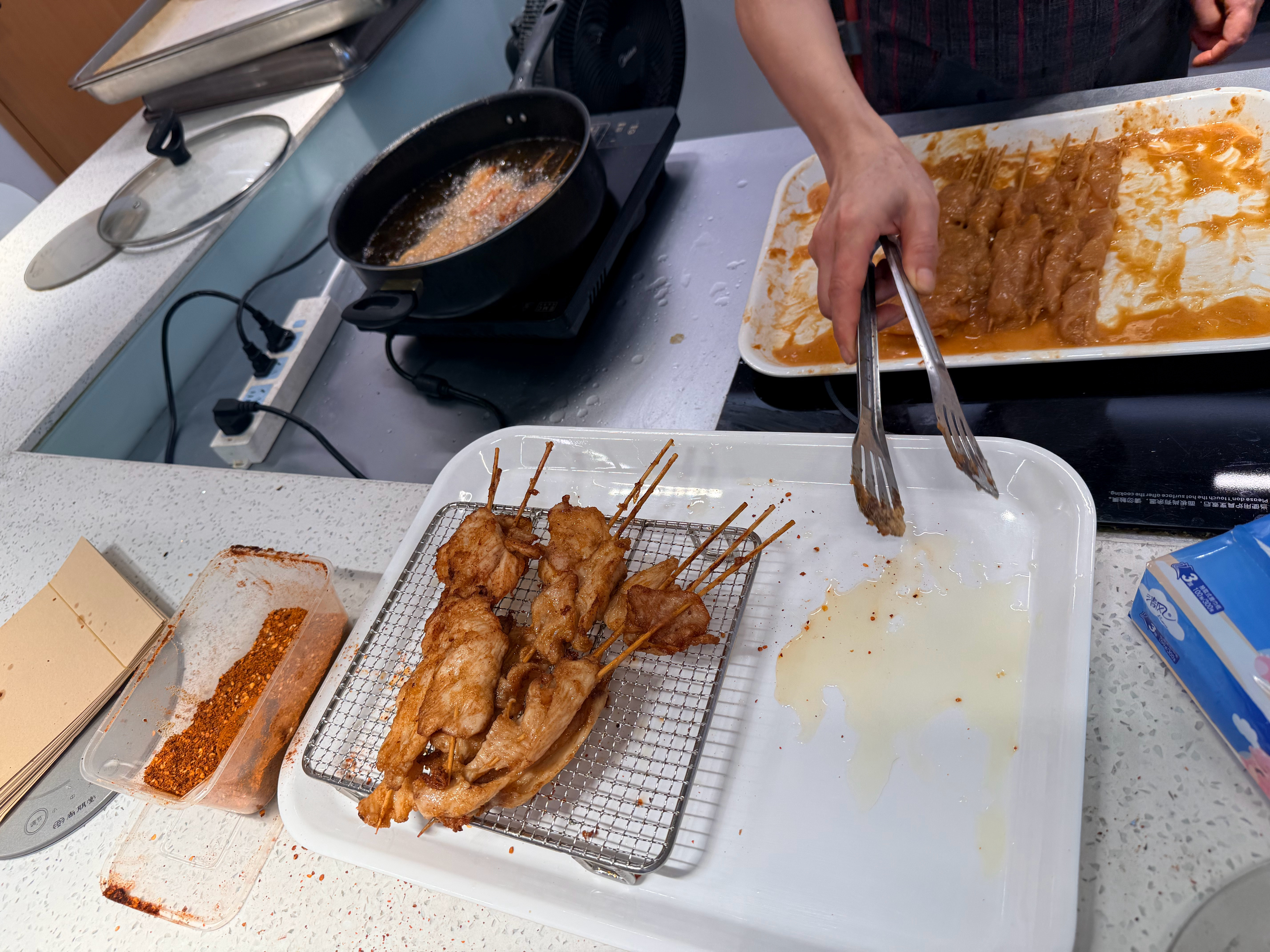 好饿，去楼下食堂买个里脊肉吃吃 