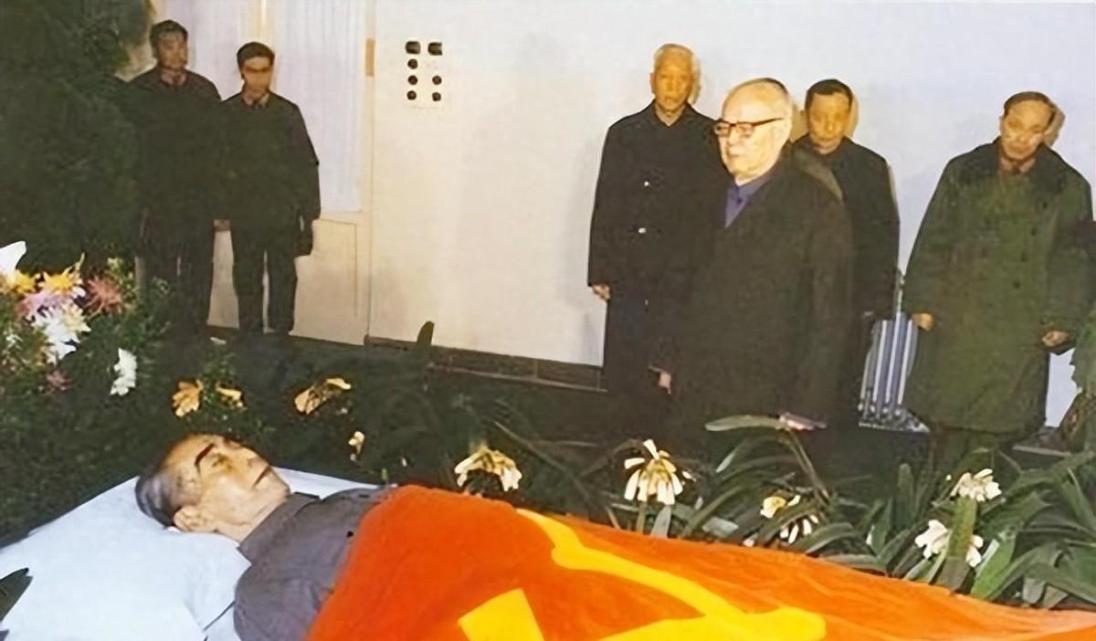 毛主席逝世已47年，遗体为何依然保持红润面色？工作人员揭秘其中真实原因！
197