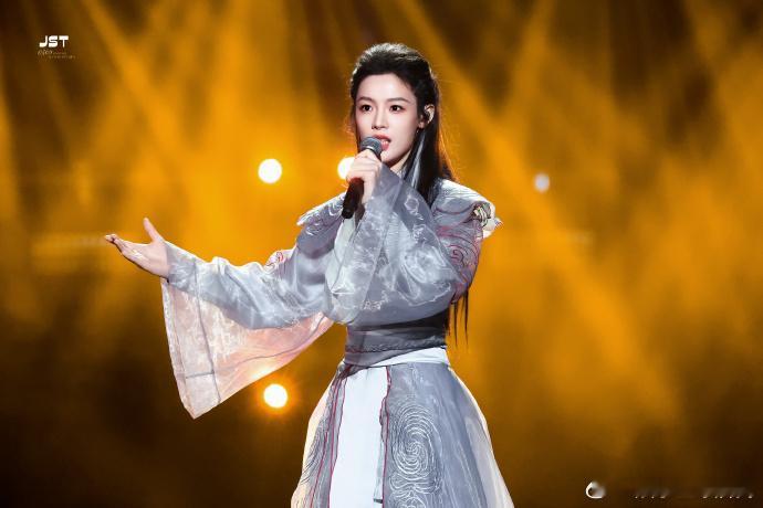 陈丽君一人分饰三角 疯狂为陈丽君打 call！《霸王别姬》里她将霸王的豪迈与虞姬