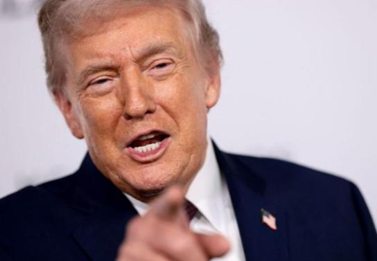 特朗普终于忍不住了，公开警告正在访华的英国首相了！1月29日，美国总统特朗普警告