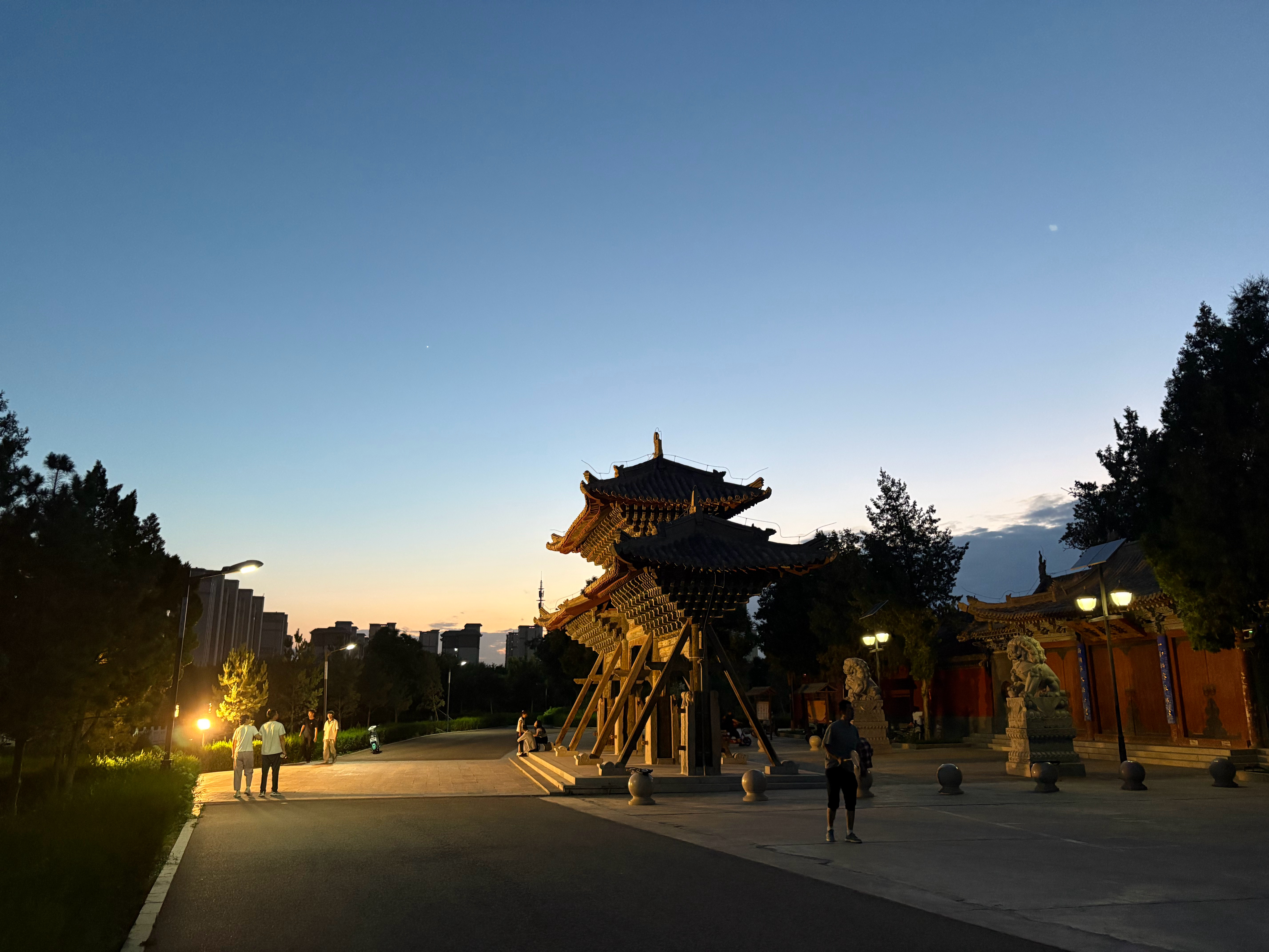夜听寺声佛己睡树间犹闻红尘音 