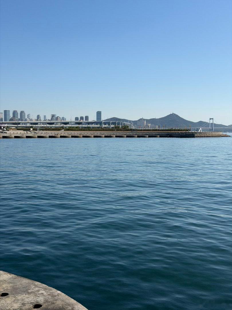 特别喜欢大连这座城市 吃过早饭以后 连着海边溜达会 回酒店睡了个回笼觉 半上午借