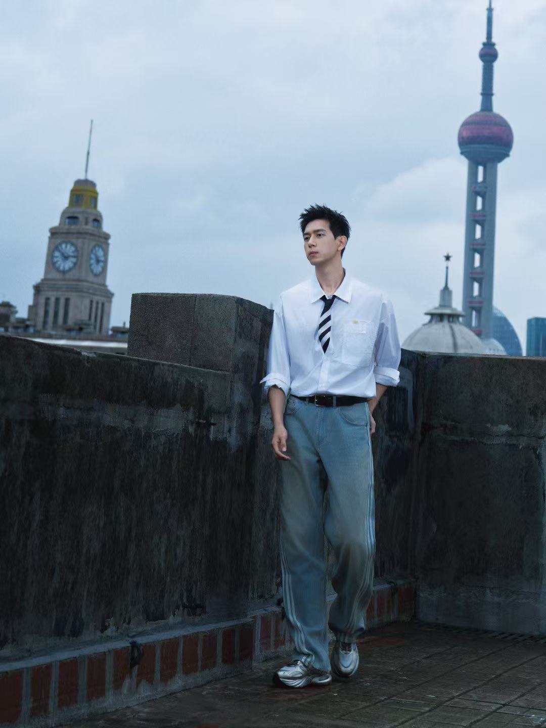 李现上海雨天随拍 ​​​李现今日造型有～在雨天的上海拍照别有一番韵味，李现也是帅