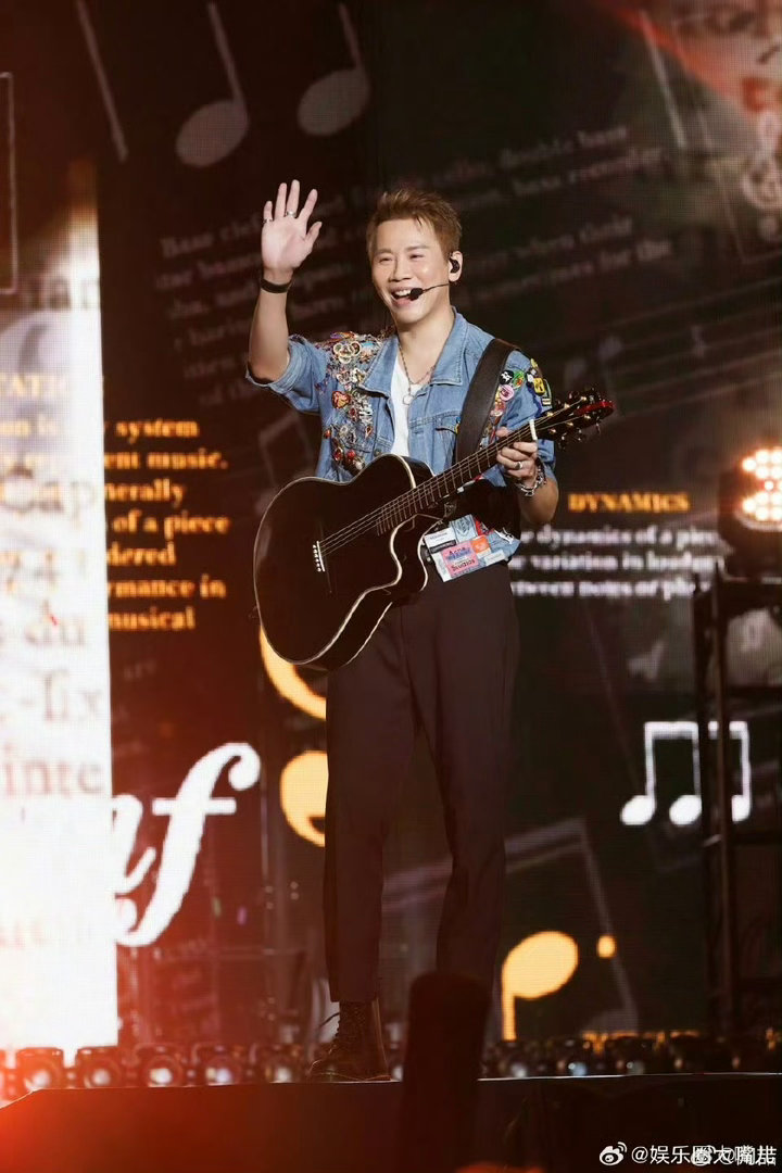 AI看到三个时期的陶喆 新巡演的导演确实太会了。AI还原的三个陶喆站在一起，小陶