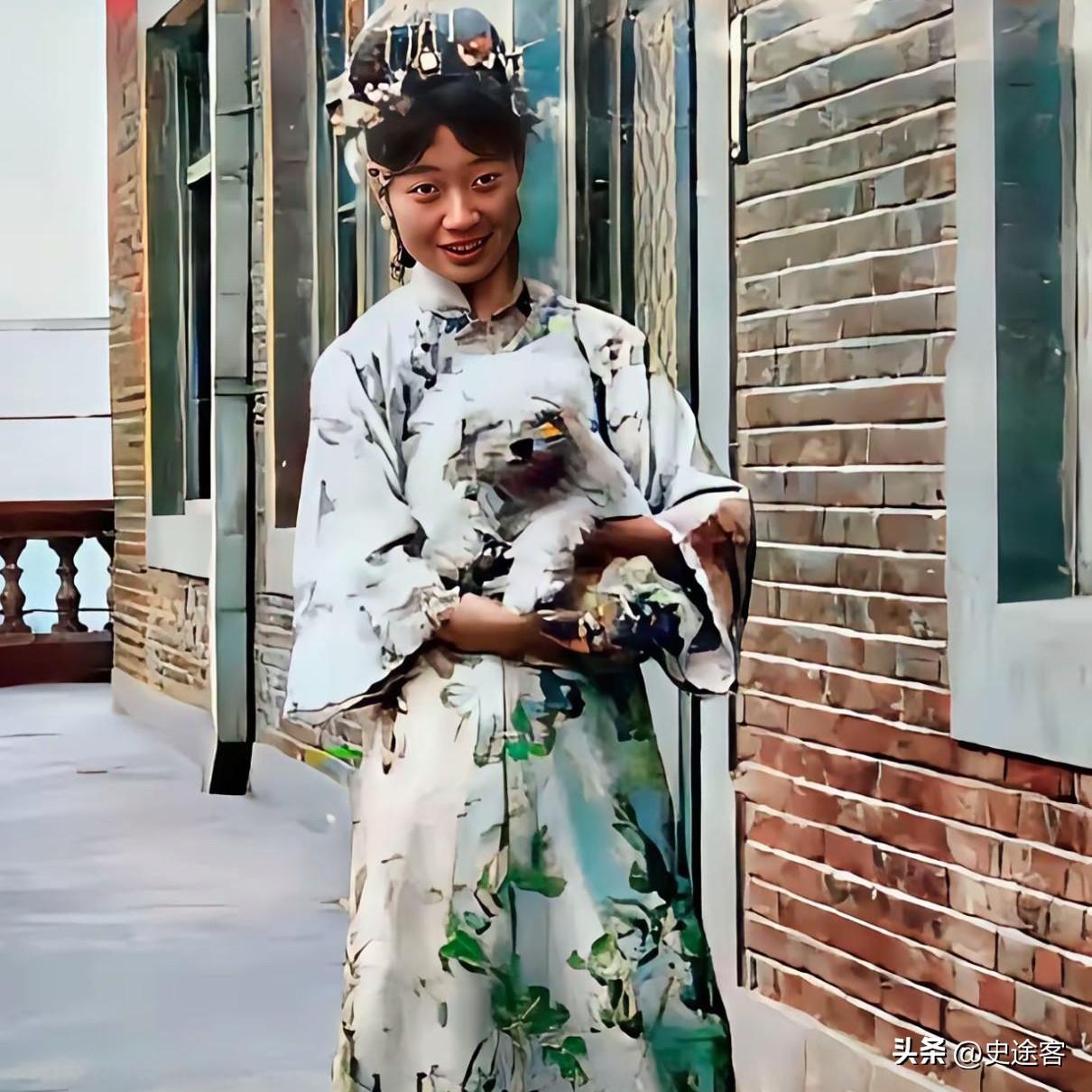 看到这张婉容25岁时的真实照片，确实让人有些感慨。据说当年她是以容貌出众闻名的，