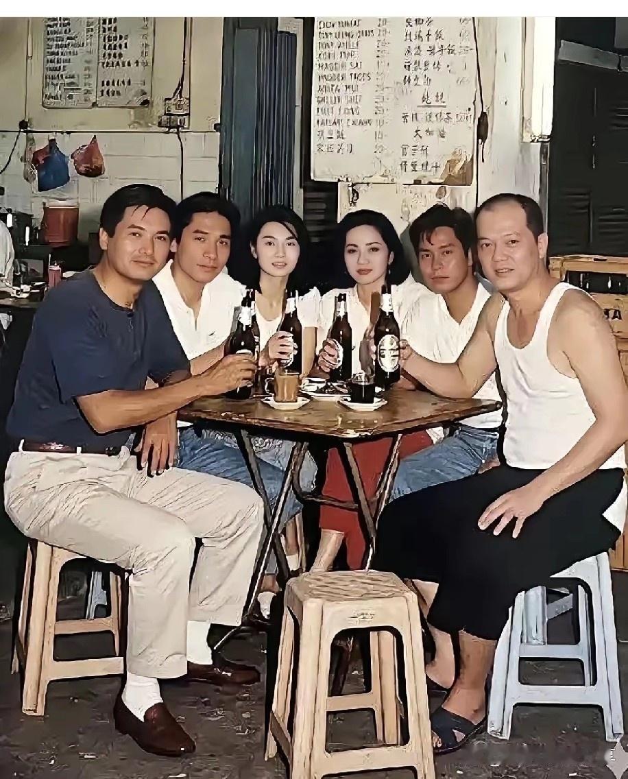 只认识照片中一人的，也是阅人无数的吧。我只认识发哥，若认识二人以上者，必是人中龙