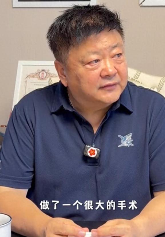 钱多又怎样！61岁洪剑涛被紧急送医，病床嘱咐儿子照顾90岁老母亲。
 
一直以乐