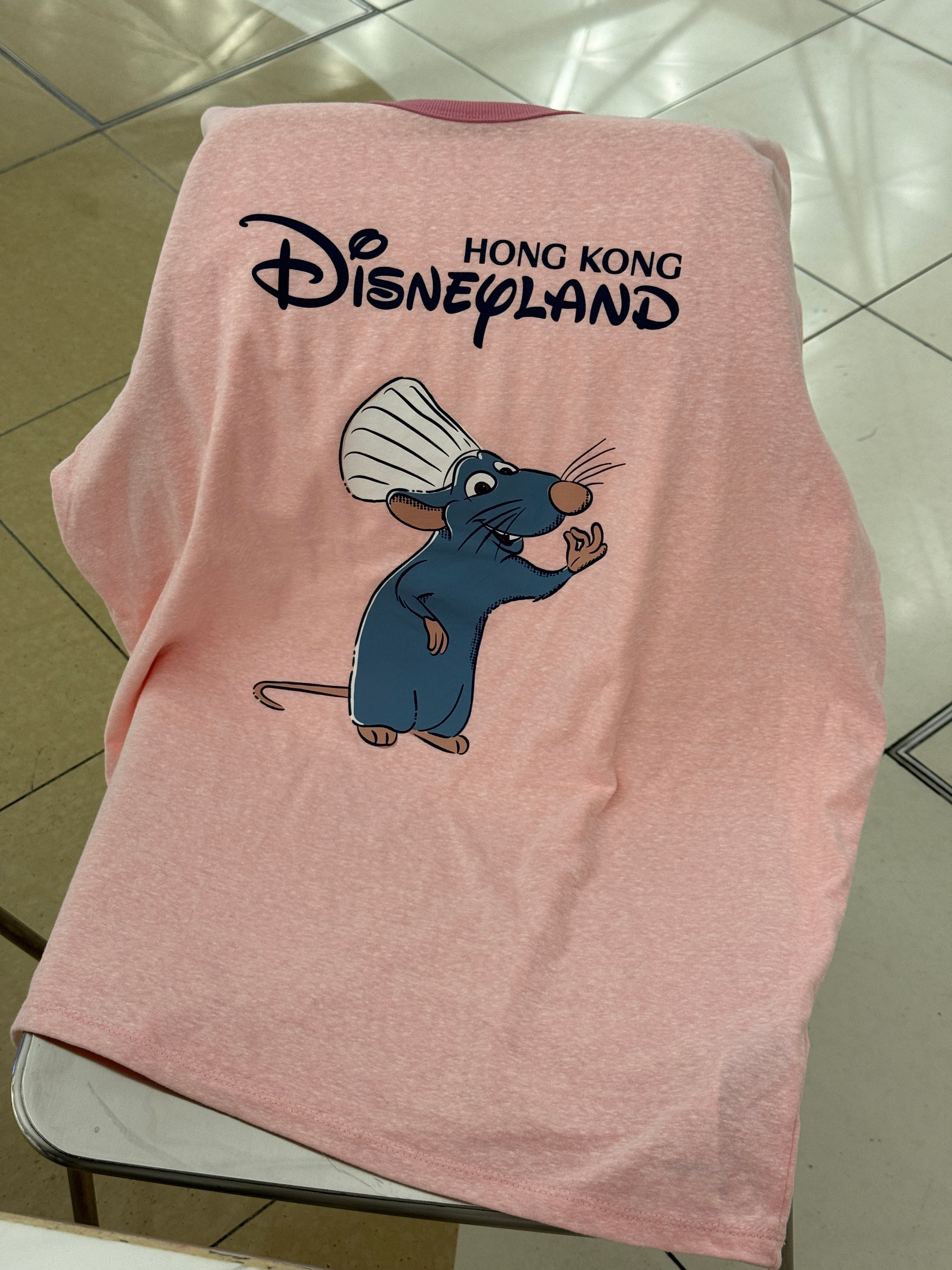 衣服都被托运了，我感觉我快被冻得发烧了，冻得我都坐不下一直在机场里溜达，机场里我