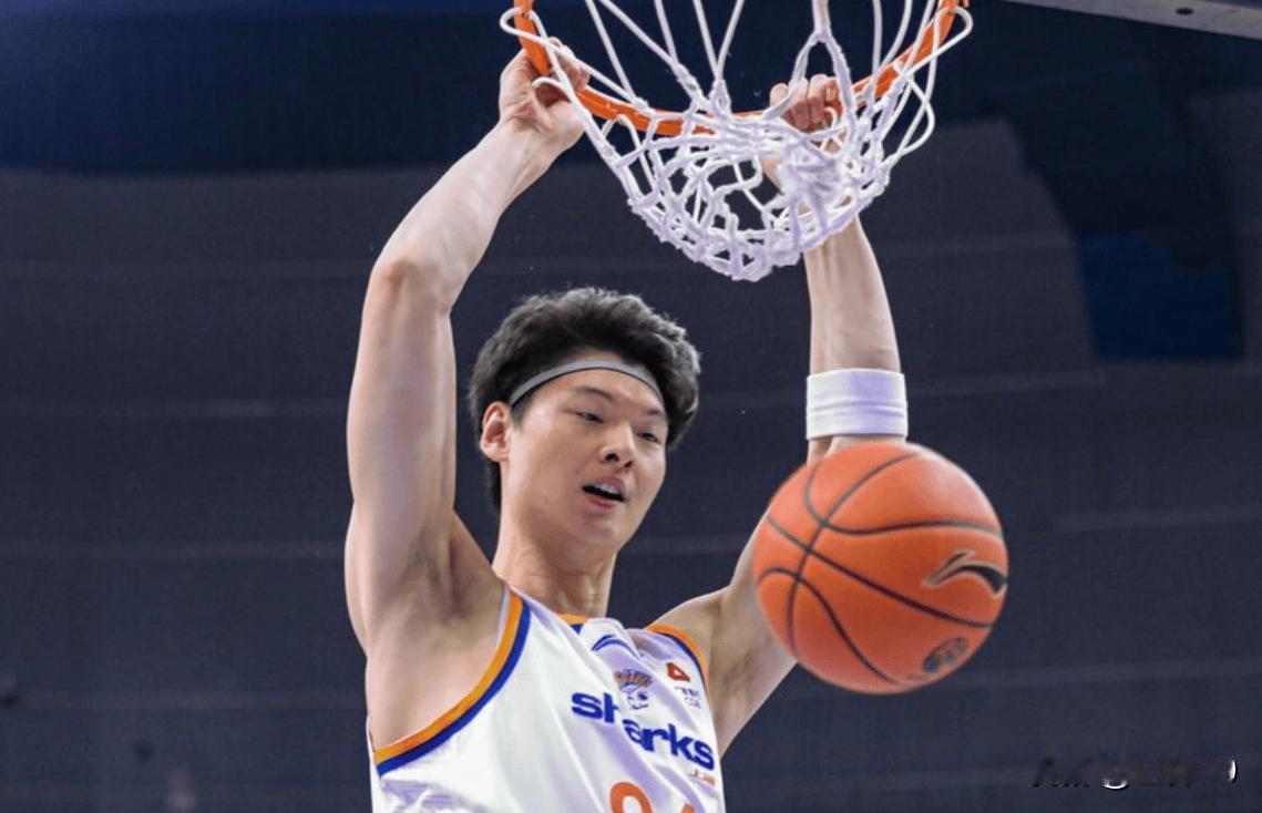 四外援发威碾压双外援！上海久事90-73青岛豪取8连胜，登顶CBA榜首
 
20