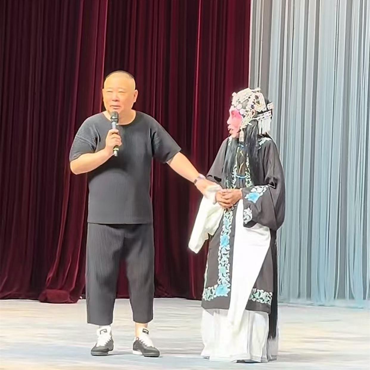 德云班主郭德纲搀扶着82岁的张文秋老师返场。面对观众，郭德纲说道：我小时候十六七