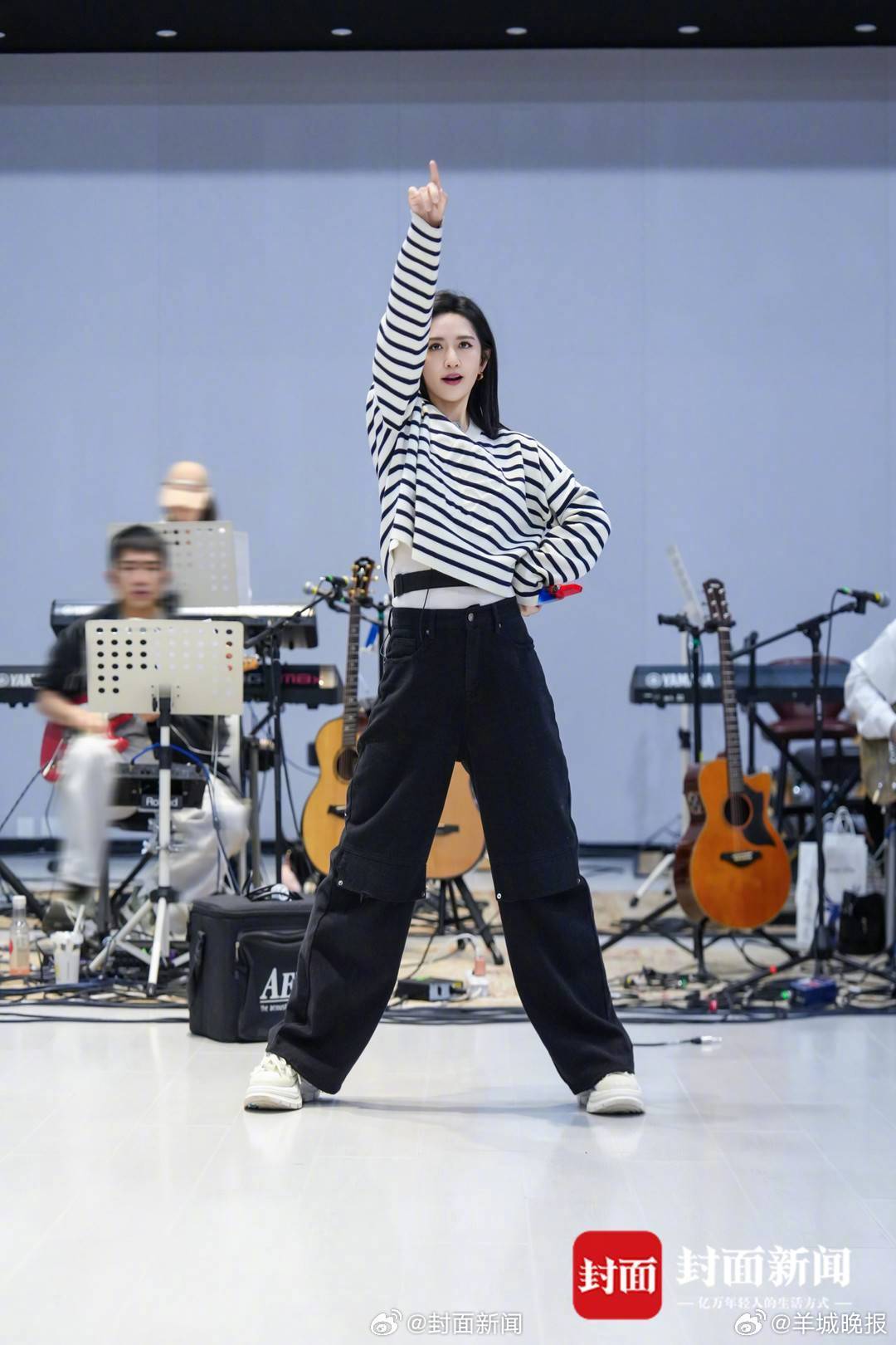 【#谢娜成都演唱会花篮快摆不下#】5月5日和5月6日，谢娜将在成都举办《快乐万岁