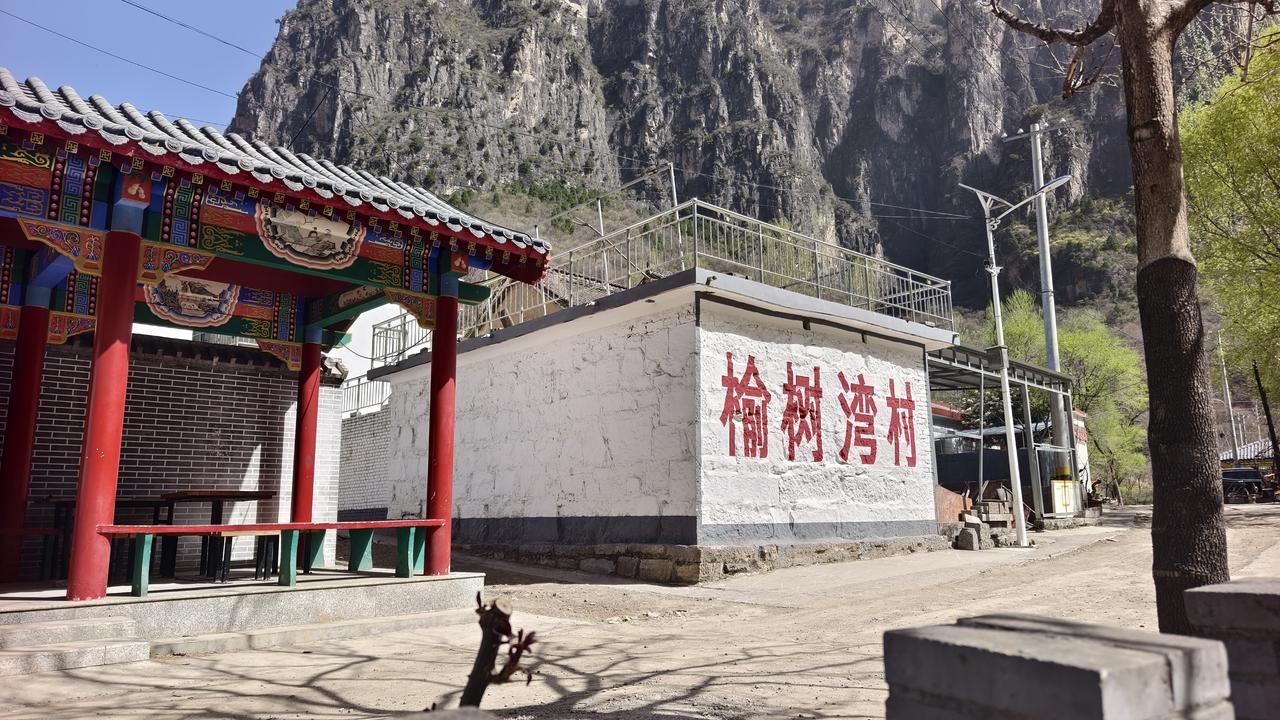 4月5日 南太行自驾日记
 
清晨吃过早饭，我们便向着黑毛沟出发。一路风光如画，