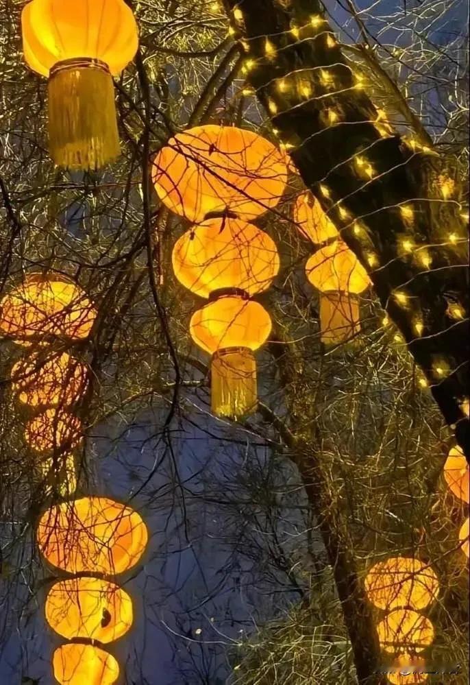 黄灯笼，红灯笼唯一的区别就是颜色不同。民俗的本质是顺应天时、求个心安。
不管挂红