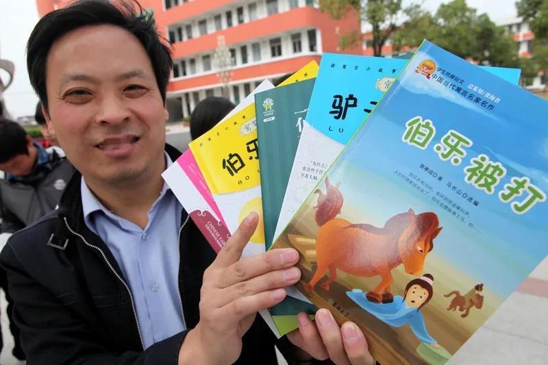 一位一线城市的中学老师说，再有一年时间他就要退休了，他现在还是一级职称。他早已不